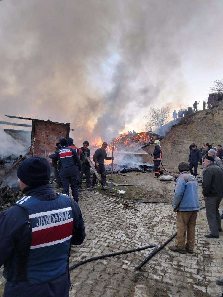 Köyde yangın çıktı, evler ve ahırlar küle döndü 4